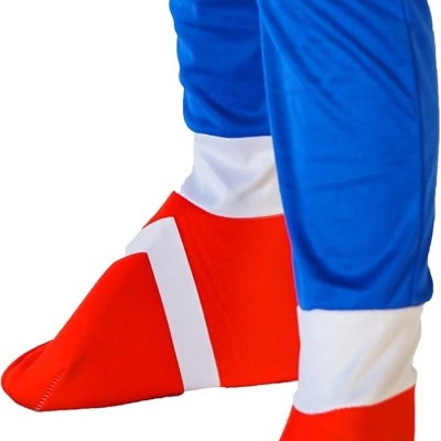 Sapatos vermelhos de tecido com fivelas amarelas e detalhes brancos