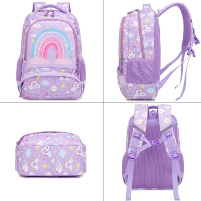 Mochila escolar lilás com padrão de unicórnios e arco-íris colorido