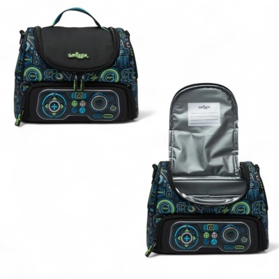 Mochila escolar azul e preta com padrão tecnológico e texto santapa