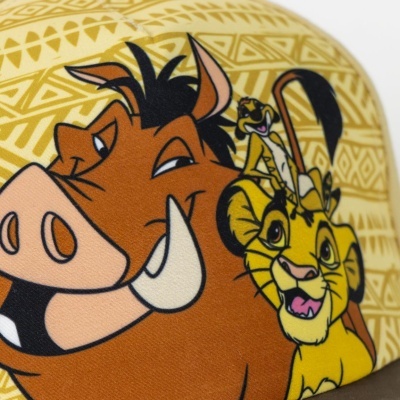 Boné amarelo com personagens de desenho animado Timão, Pumba e Simba.
