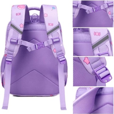 mochila lilás com padrões de doces e estrelas, alças ajustáveis e costas acolchoadas