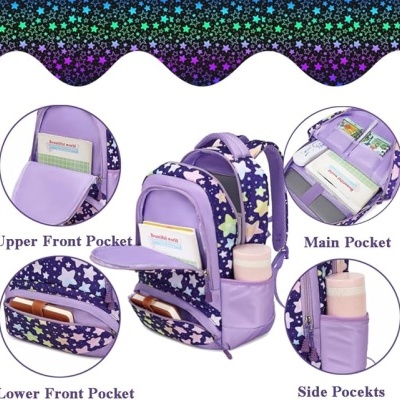 Mochila infantil roxa estampada com estrelas e vários bolsos abertos mostrando material escolar e garrafa térmica.
