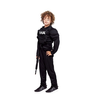 Criança com fato de policial preto e colete à prova de bala, com arma de brinquedo, em fundo branco