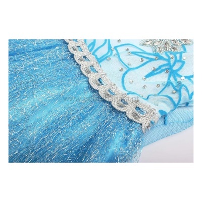 Vestido de princesa azul com saia brilhante e corpo transparente floral