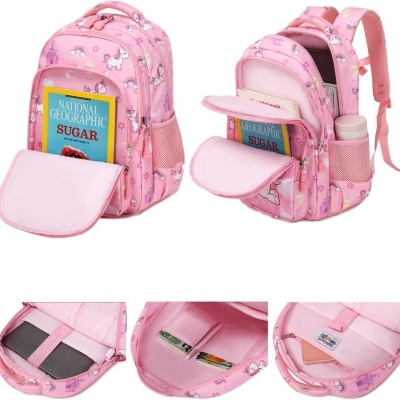 Mochila rosa infantil com padrão de unicornio e vários compartimentos abertos