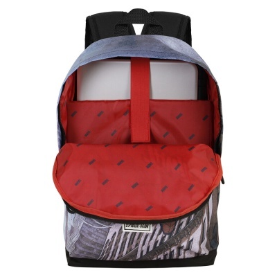 Mochila cinzenta e preta com interior vermelho, a mostrar um portátil no compartimento principal.