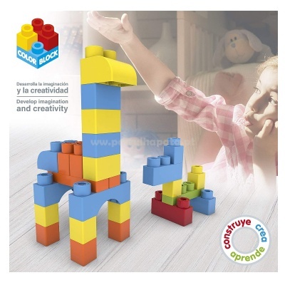 Blocos de construção coloridos montados com texto e imagem de criança a brincar ao fundo