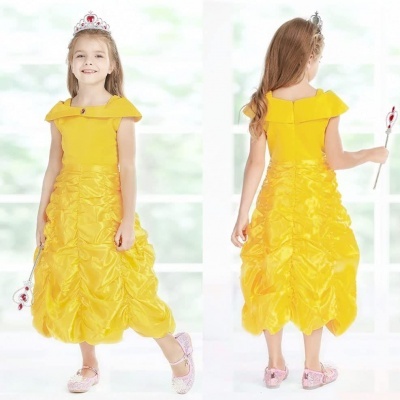 Menina com vestido amarelo longo e coroas, segurando cetro.