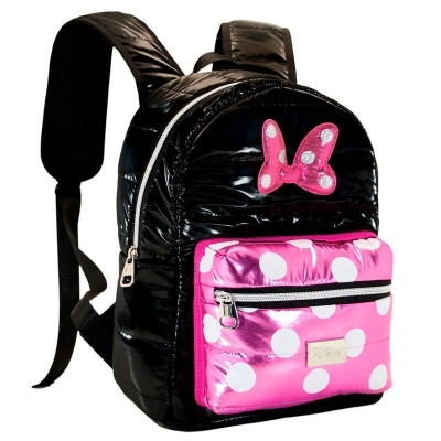 Mochila pequena preta brilhante com bolso rosa de bolinhas brancas e laço rosa com bolinhas