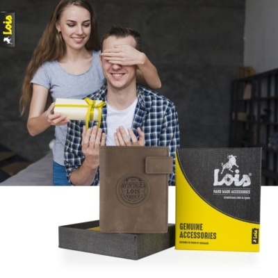 Carteira castanha Lois com caixa preta e amarela e casal em fundo