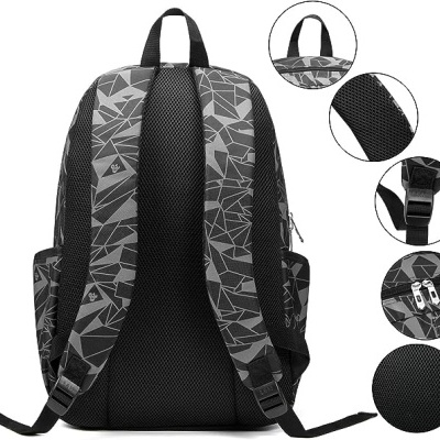 Mochila preta com padrões geométricos cinzentos nas alças e costas almofadadas em tecido de malha