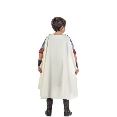 Criança de costas com capa branca e roupa colorida, fundo branco