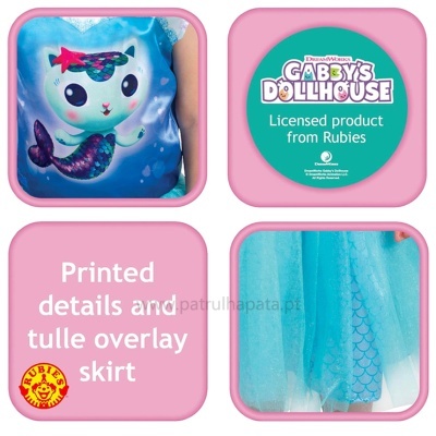 Detalhes de roupa azul com estampa de sereia e saia de tule azul com padrão de escamas.