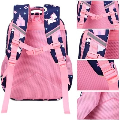 mochila infantil rosa com estampa de unicórnios nas alças e tecido acolchoado