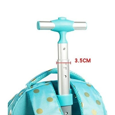 Mochila azul clara com bolinhas douradas e pega extensível de alumínio