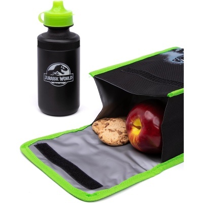 Garrafa preta e lancheira com maçã e biscoito