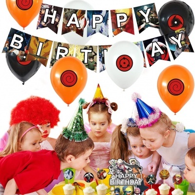 Crianças a celebrar aniversário com decoração de balões, faixa HAPPY BIRTHDAY e cupcakes