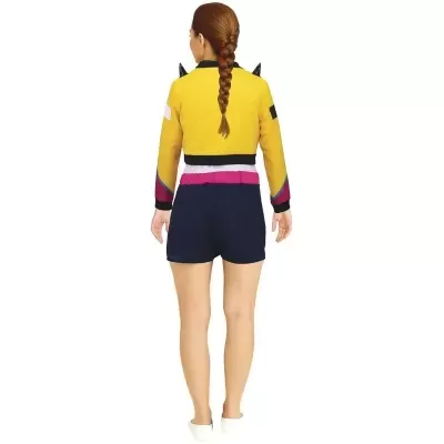 Pessoa de costas com blusa amarela de manga comprida e calções azul escuro