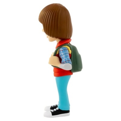 Figura de brinquedo de criança com mochila e roupa colorida vista de lado