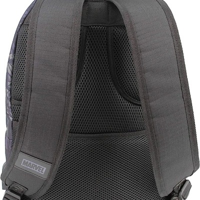Mochila preta com alças acolchoadas e logótipo MARVEL visível na alça