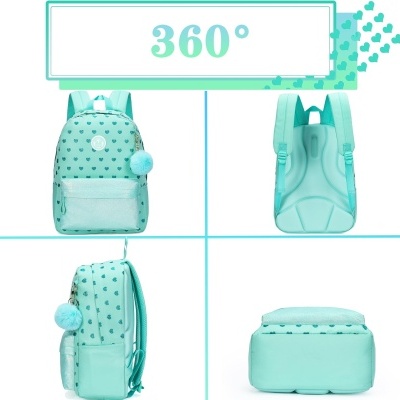 mochila turquesa com padrão de corações e pompom azul