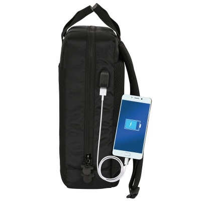 Mochila preta com porta USB conectado a smartphone branco em fundo branco