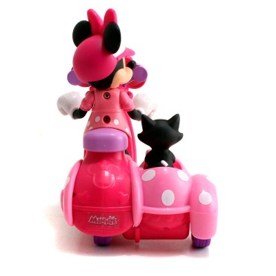 Brinquedo da Minnie Mouse a conduzir um carro rosa com um gato preto como passageiro