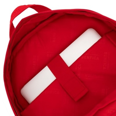 Parte interna de mochila vermelha com compartimento para laptop acolchoado