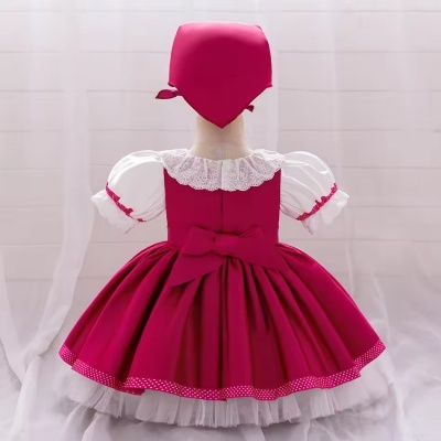 Vestido infantil rosa forte com gola de renda branca e touca