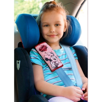 Criança sentada em cadeira auto azul com almofada para cinto rosa com estampa da Minnie Mouse