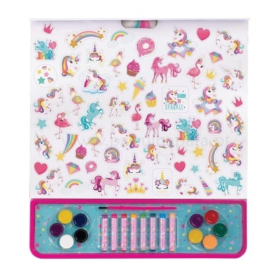 Conjunto de pinturas com adesivos coloridos de unicórnios e flamingos, tubos de glitter e aguarelas.