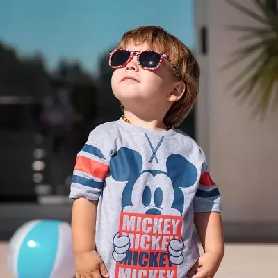 Criança com óculos de sol vermelhos e t-shirt do Mickey Mouse
