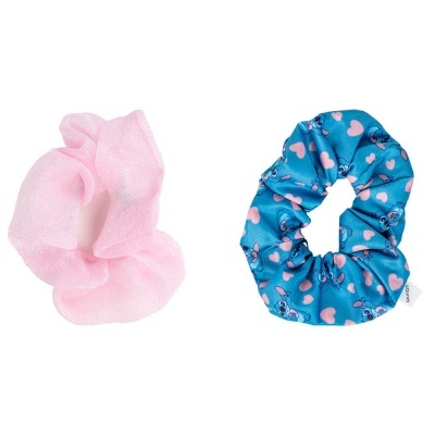 Dois elásticos de cabelo, um rosa transparente e um azul com corações e borboletas