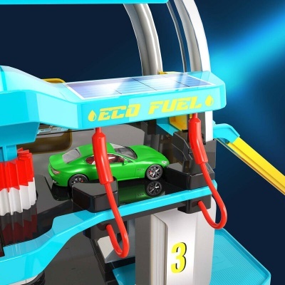 Posto de combustível em plástico azul e preto com bomba vermelha, carrinho verde e rótulo ECO FUEL.