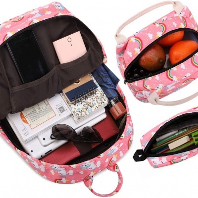 Mochila, estojo, e bolsa rosa com unicórnios e arco-íris, cheia de objetos variados