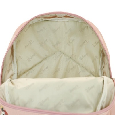 Interior de mochila rosa forrada de tecido creme com padrão Disney