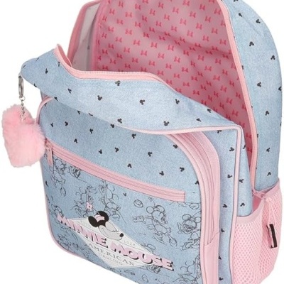 Mochila azul clara com detalhes cor-de-rosa e padrão de corações
