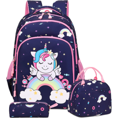Mochila azul escura com unicórnio rosa e azul, mala de mão e estojo com padrão de arco-íris e estrelas