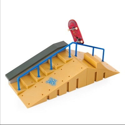 Mini skatepark de dedo amarelo e azul com miniskate vermelho