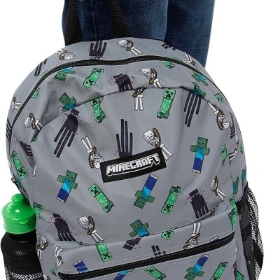 Mochila cinza com padrão de personagens Minecraft e suporte para garrafa verde