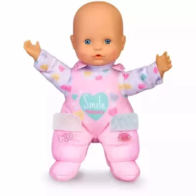 Boneca com roupa rosa e branca com estampados e texto Smile Nenuco