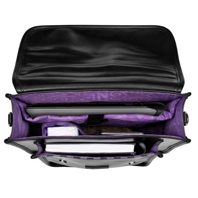 Mala preta com interior roxo e vários itens dentro