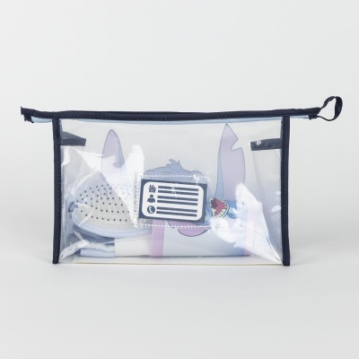 Bolsa transparente com utensílios de cozinha cor-de-rosa e branca