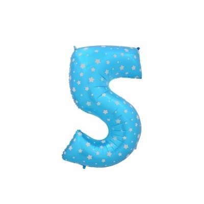 Balão azul em forma de número 5 com estrelas brancas