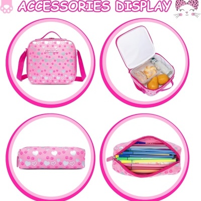 Acessórios cor-de-rosa com padrão de corações e flores, incluindo bolsa térmica e estojo, exibidos em fundo branco.