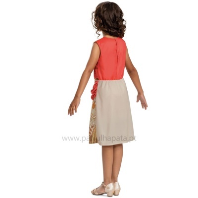 Vestido infantil vermelho e bege com padrão colorido em modelo de criança, vista traseira.