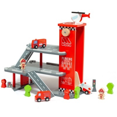 Grande parque de estacionamento de madeira