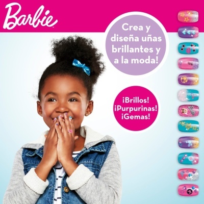 Publicidade Barbie mostra menina com unhas decoradas e várias unhas artificiais coloridas com brilhos