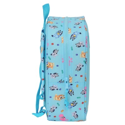 Mochila azul claro com desenhos de cães coloridos e fecho de correr.