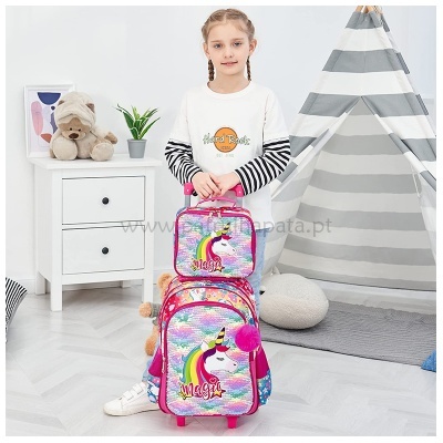 Mochila trolley colorida de unicórnio rosa usada por menina em quarto com tenda às riscas